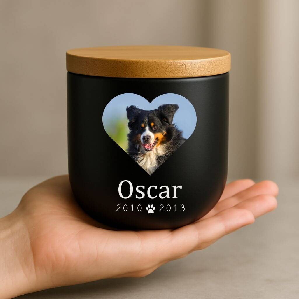 Urna per Cane Personalizzata in Ceramica – Contenitore per le Ceneri del Cane con Foto a Forma di Cuore, Nome e Date