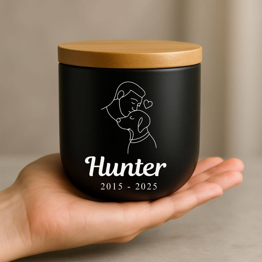 Urna per Cane Personalizzata in Ceramica – Contenitore per le Ceneri del Cane con Disegno Uomo e Cane, con Nome e Date