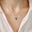 Collana Ricordo Personalizzata con 2 Ciondoli Rotondi – Incisa con Impronta della Zampa del Cane, il Nome e le Date